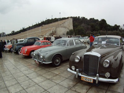 Ο γύρος της Αθήνας με… κλασικά αυτοκίνητα